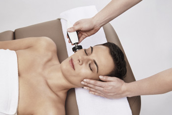 Gelaatsverzorging + Sono Lifter (inbegrepen in advanced anti-aging, advanced lifting en high tech)